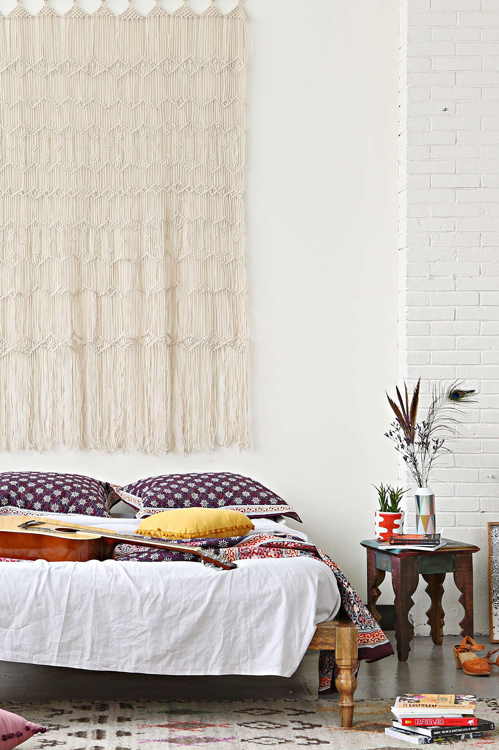 המיטה הבוהמיינית 629$ עשויה עץ מנגו תמונה מאתר urban outfitters
