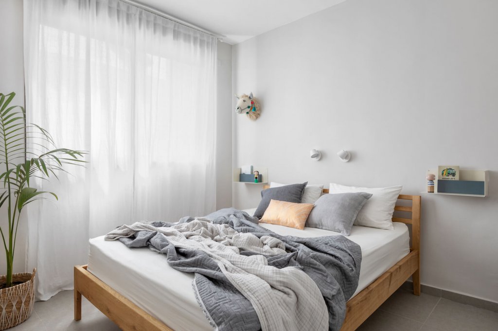 עיצוב חדר שינה מינימליסטי, טקסטיל טבעי, וילון כותנה, מנורות קריאה
